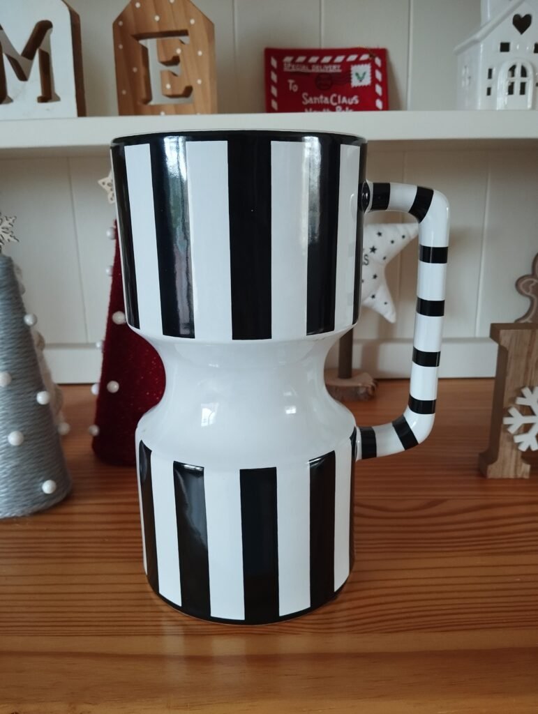 Vase à rayures noir et blanc avec défaut (N°2)