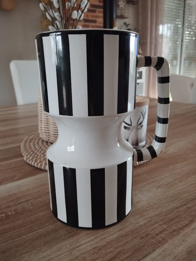Vase à rayures noir et blanc avec défaut (N°3)