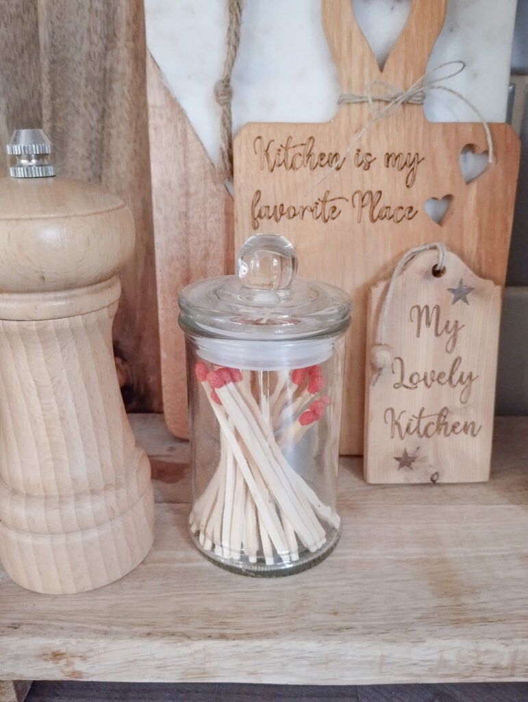 Pot en verre transparent avec 40 allumettes rouges